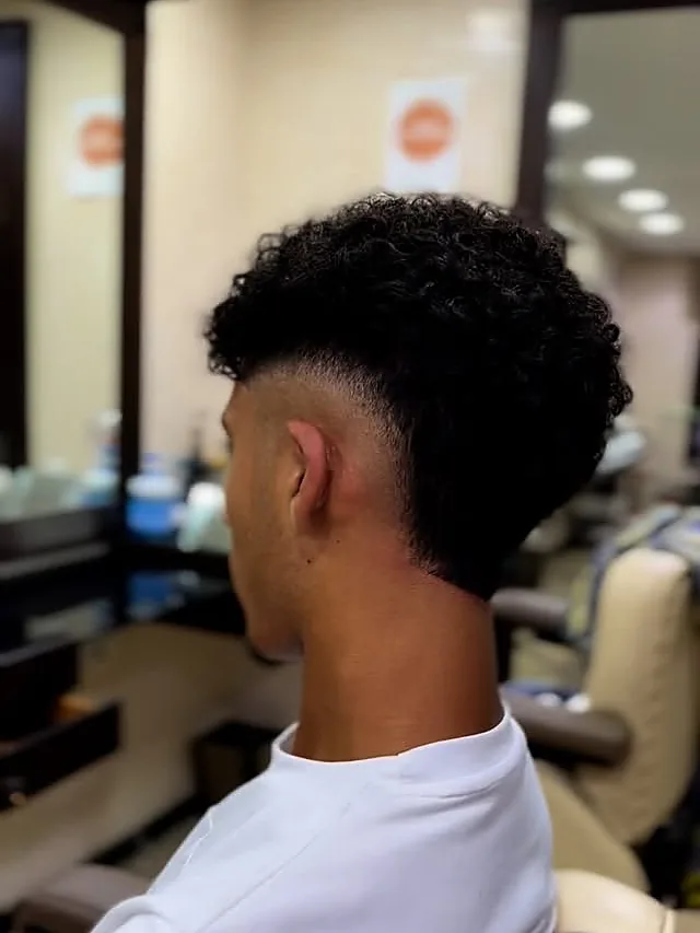 Dégradé sur cheveux bouclés, vu de trois quarts dos