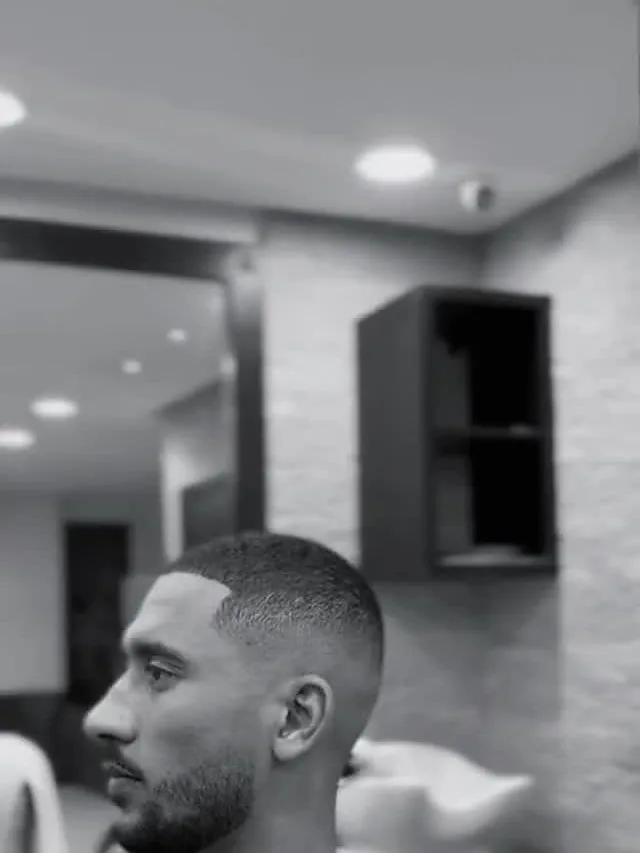 Coupe très courte et barbe dessinée, photo en noir et blanc