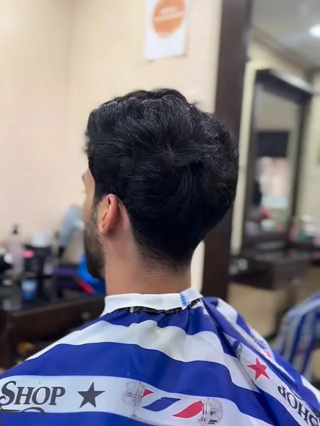 Coupe volumineuse sur le dessus et contours nets, vue de dos